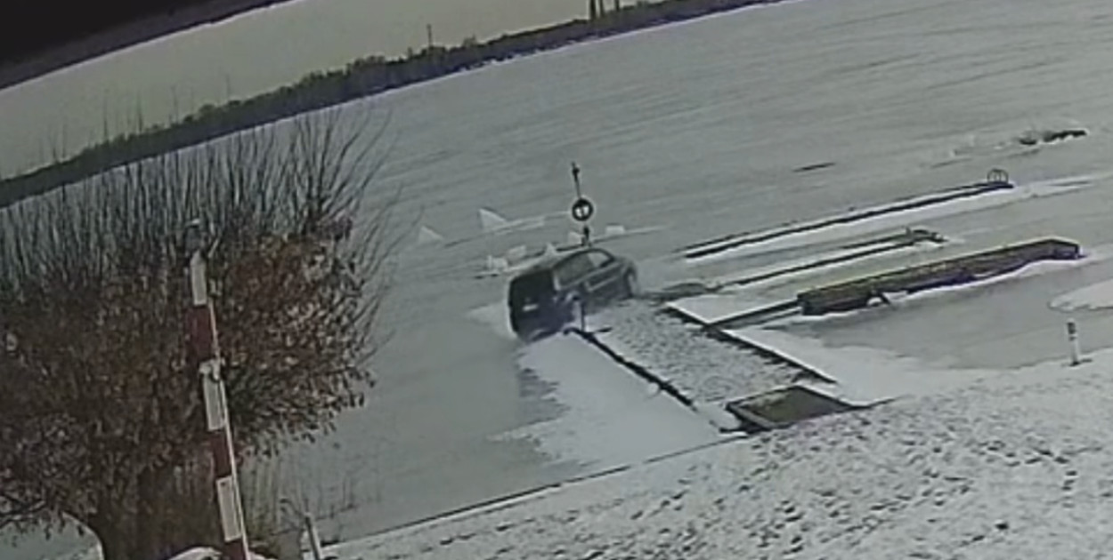 Jeździł autem po lodzie. Zniszczył pomost należący do LWOPR-u [WIDEO]