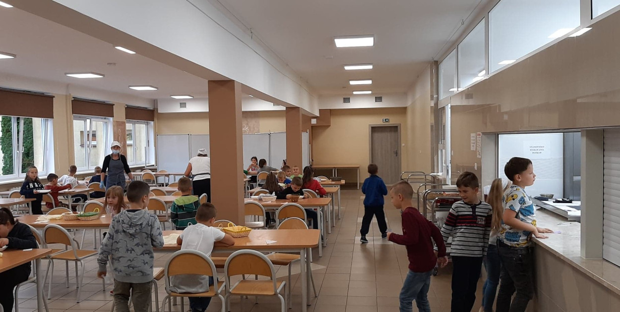 Kawa zostaje, więcej dań bez mięsa. Zmiany w szkolnych stołówkach