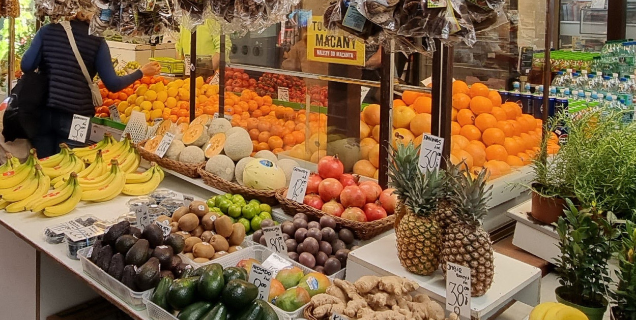 Nowy obowiązek dla sklepów. Owoce i warzywa z flagą państwa