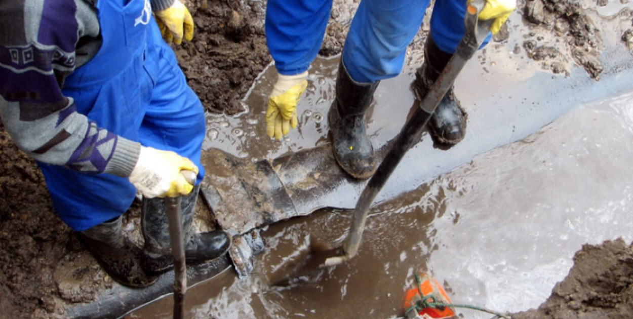 Legionowo: Przy Husarskiej pękła rura wodociągowa. Woda uszkodziła chodnik