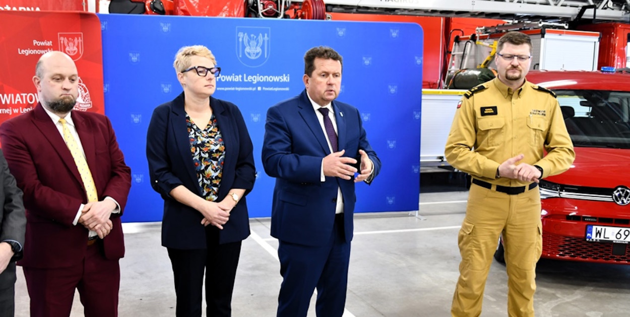 Legionowo: Strażacy dostali nowy samochód i sprzęt. Pomoże w akcjach