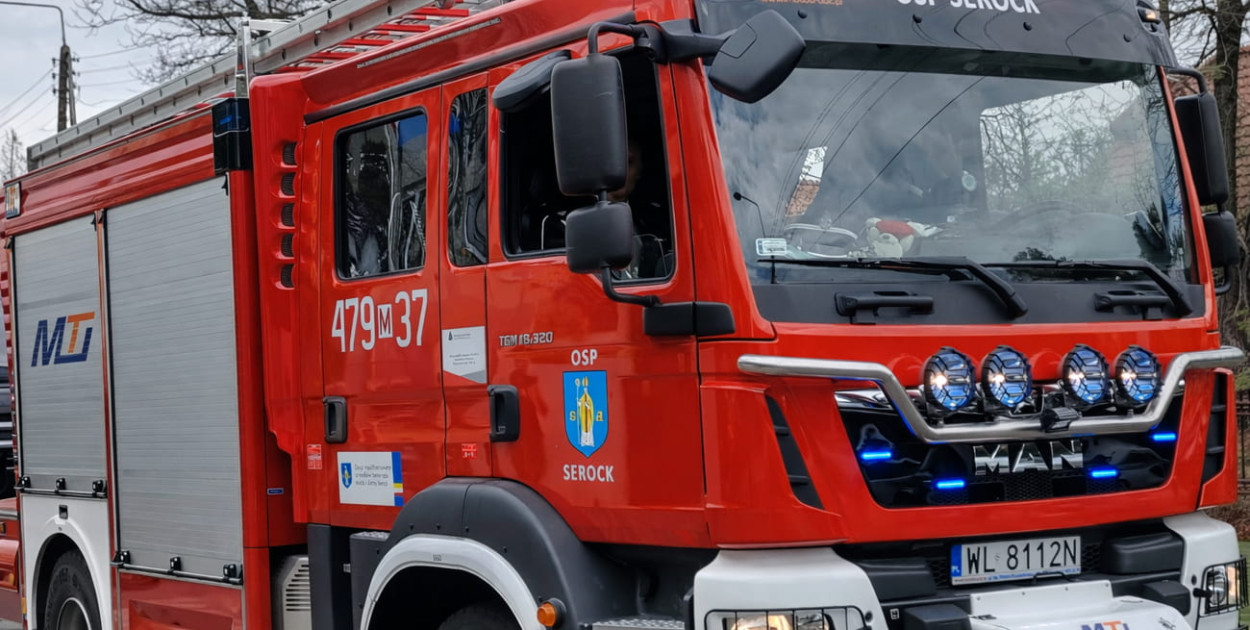 Serock: Na prywatnej posesji zapaliła się ciężarówka. Pożar pomagali gasić...
