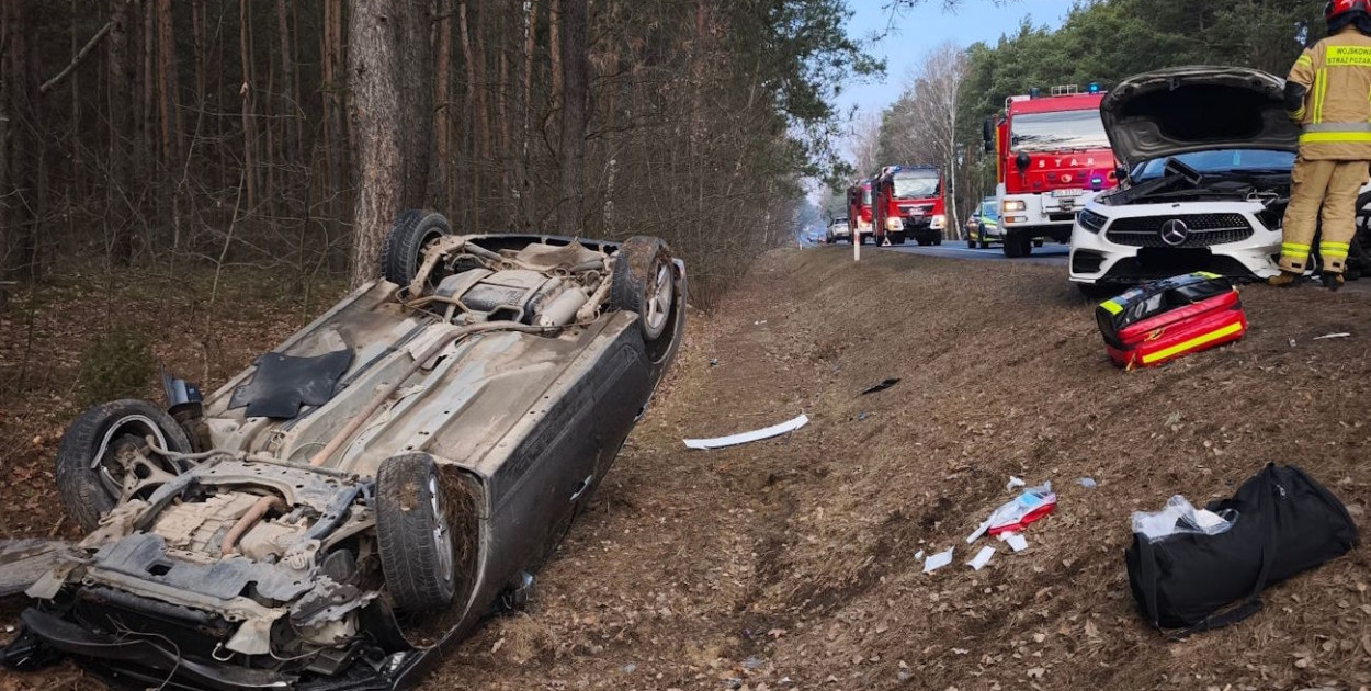 Wólka Radzymińska: Kolizja na DW631. Honda dachowała w rowie