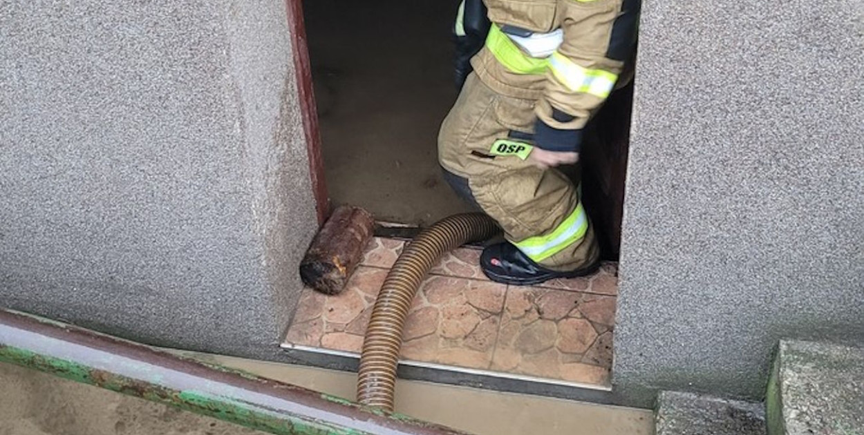 Zalana piwnica w Stasim Lesie. Woda sięgała metra wysokości