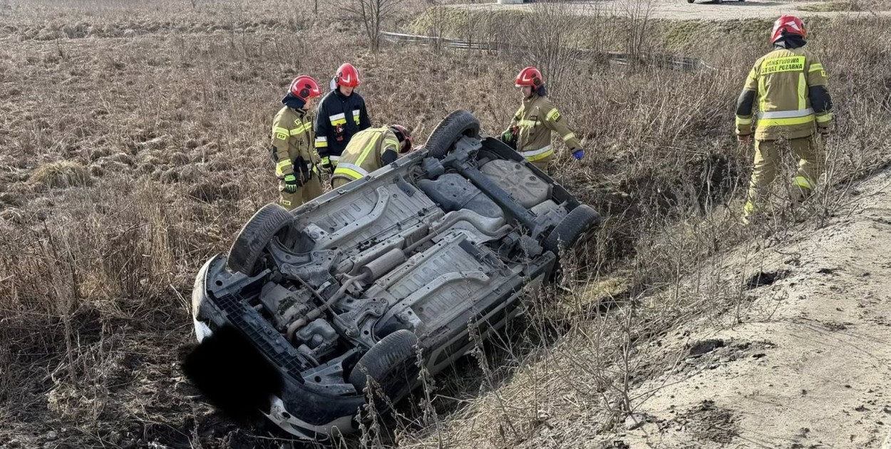 Dachowanie na DK61 w Michałowie-Reginowie. Citroen w rowie, jedna osoba w szpi...