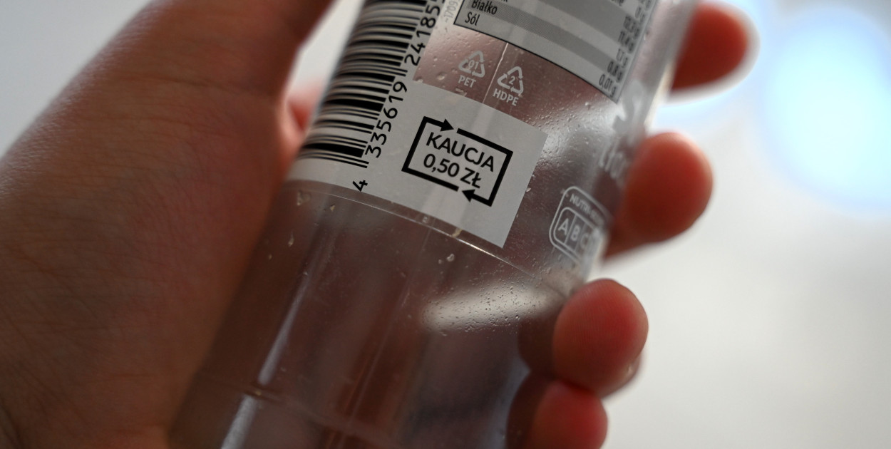 Płacimy kaucję przy zakupie i... nie oddajemy butelek? Nowe badanie pokazuje...