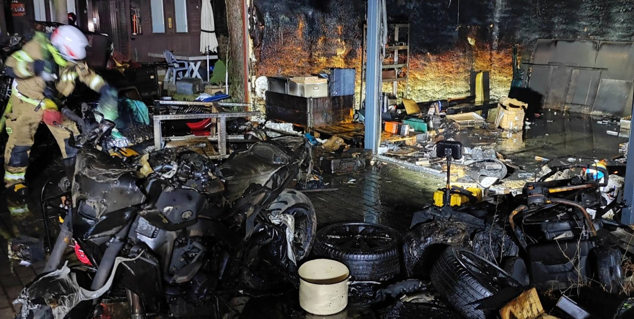 Pożar garażu w Komornicy. Spłonęło wyposażenie, ogniem zajął się też motocykl