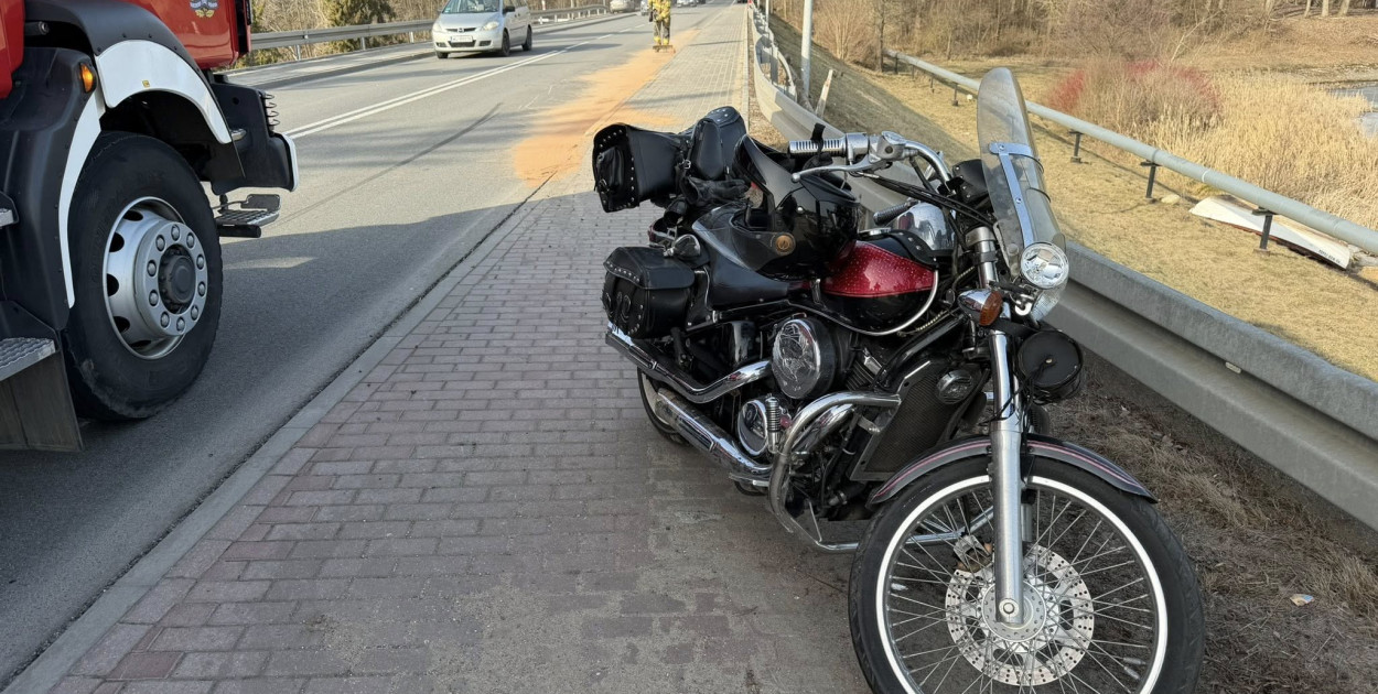 Dębe: Kolizja na DW632. Motocyklista wywrócił się