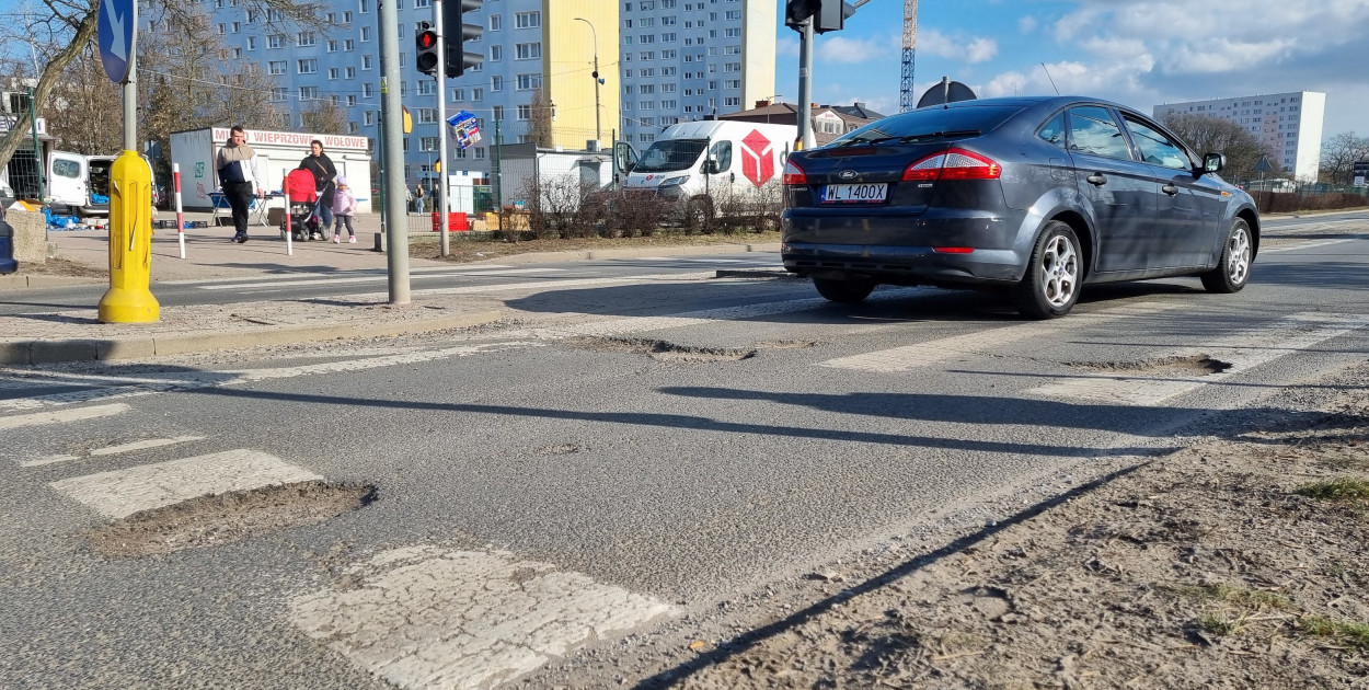 Dziury jak w szwajcarskim serze. Kiedy starostwo naprawi ul. Sobieskiego?