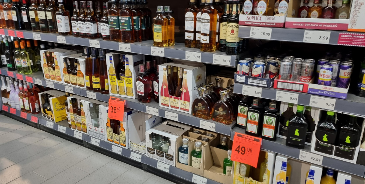 Zegrze Płd.: Pijany 35-latek okradł sklep. Groził ochroniarzowi