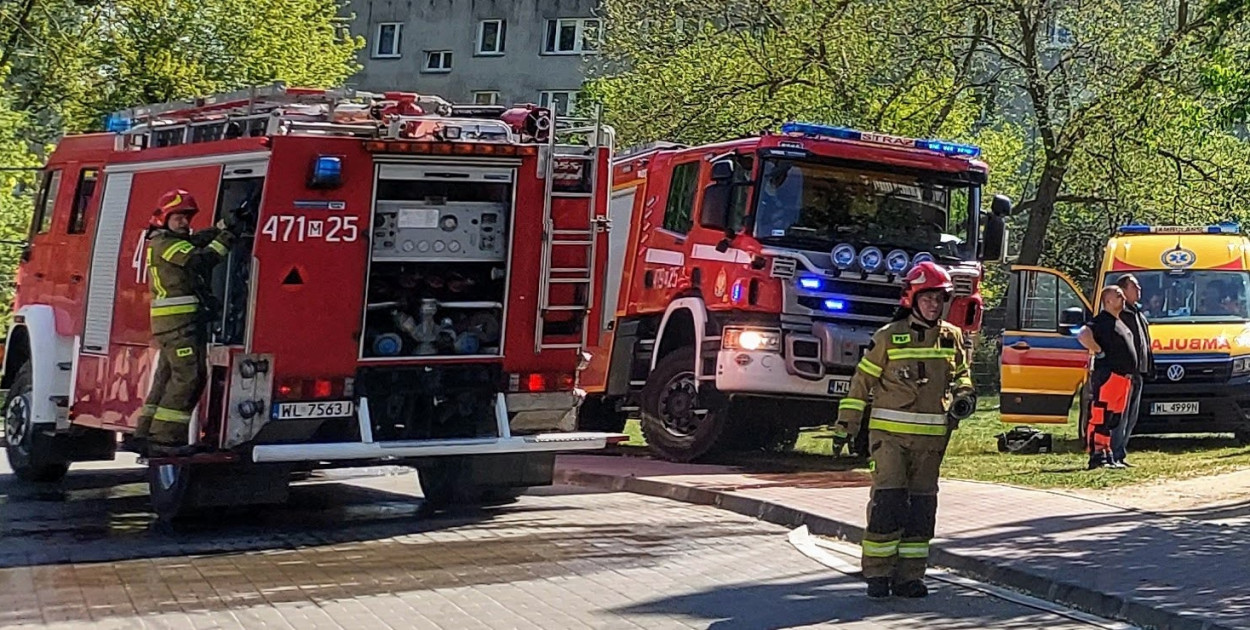 Legionowo: Pożar w bloku przy Hubala. Paliły się rzeczy na balkonie