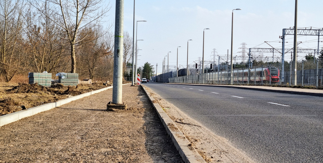 Legionowo: Słupy na środku nowej ścieżki rowerowej? Ratusz tłumaczy inwestyc...