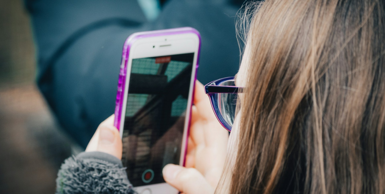 Badanie: 70 proc. nastolatków jest uzależnionych od komórek. Zakaz telefonów...