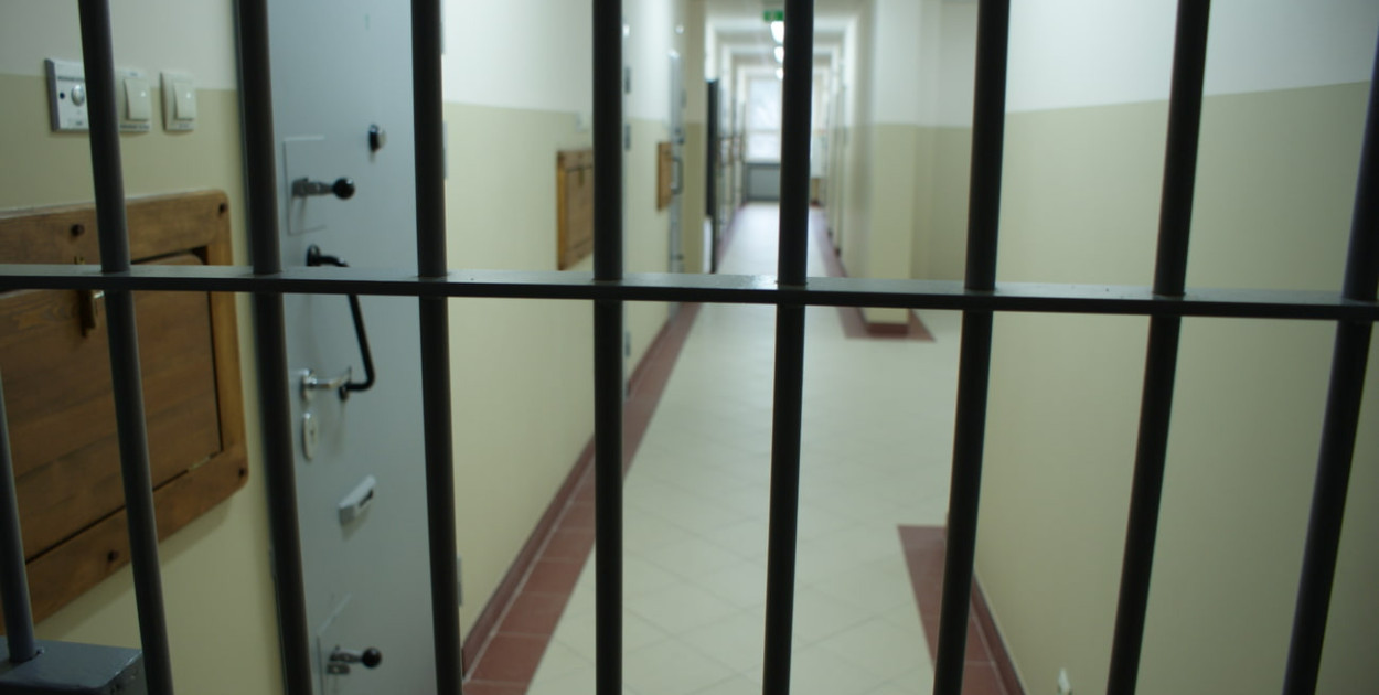 Recydywista znęcał się nad ojcem. Sąd zdecydował o tymczasowym areszcie