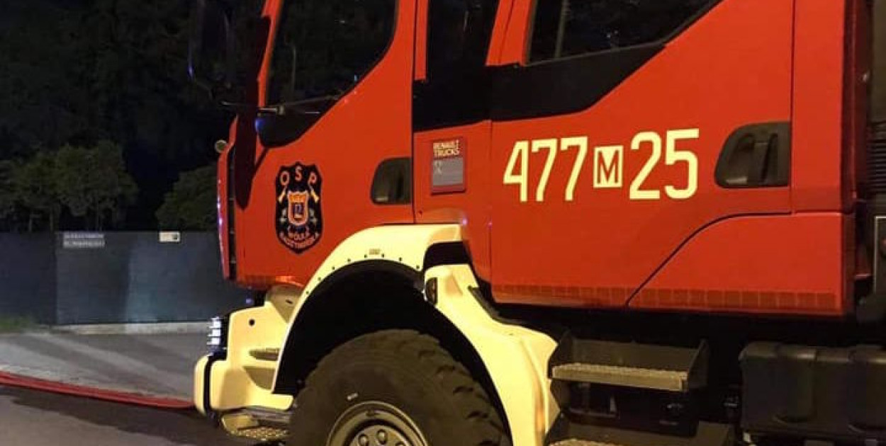 Wólka Radzymińska: Pożar chryslera. Ogień pojawił się pod maską auta