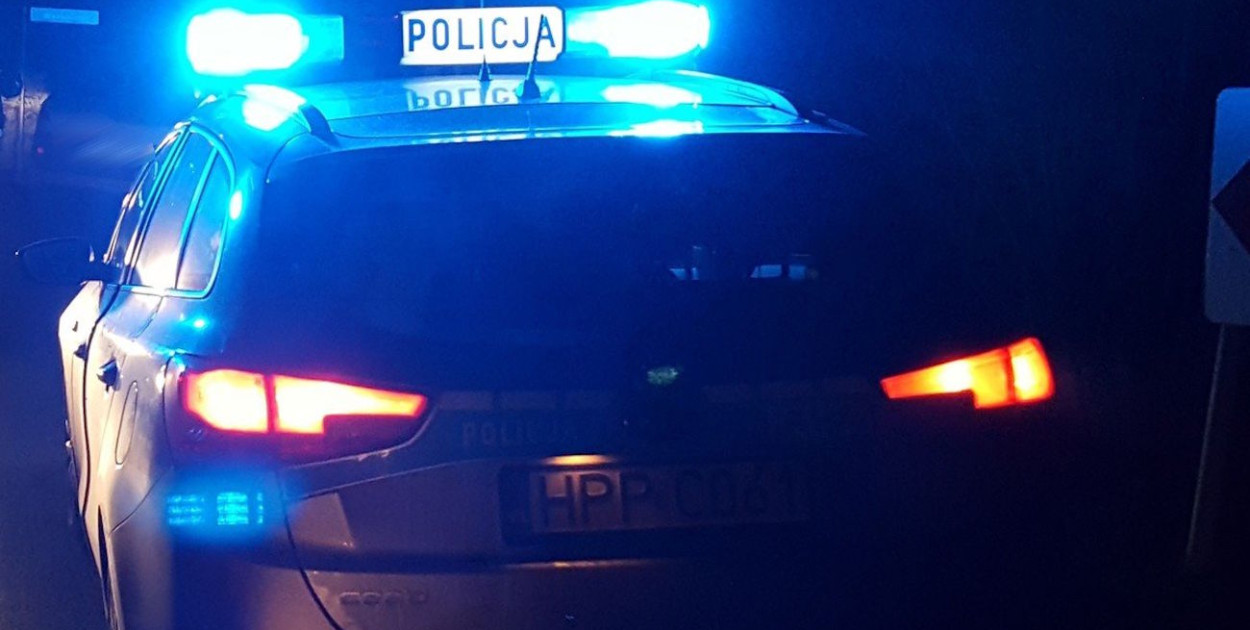 Serock: Kolizja na DK61. Renault w rowie, kierowca pijany