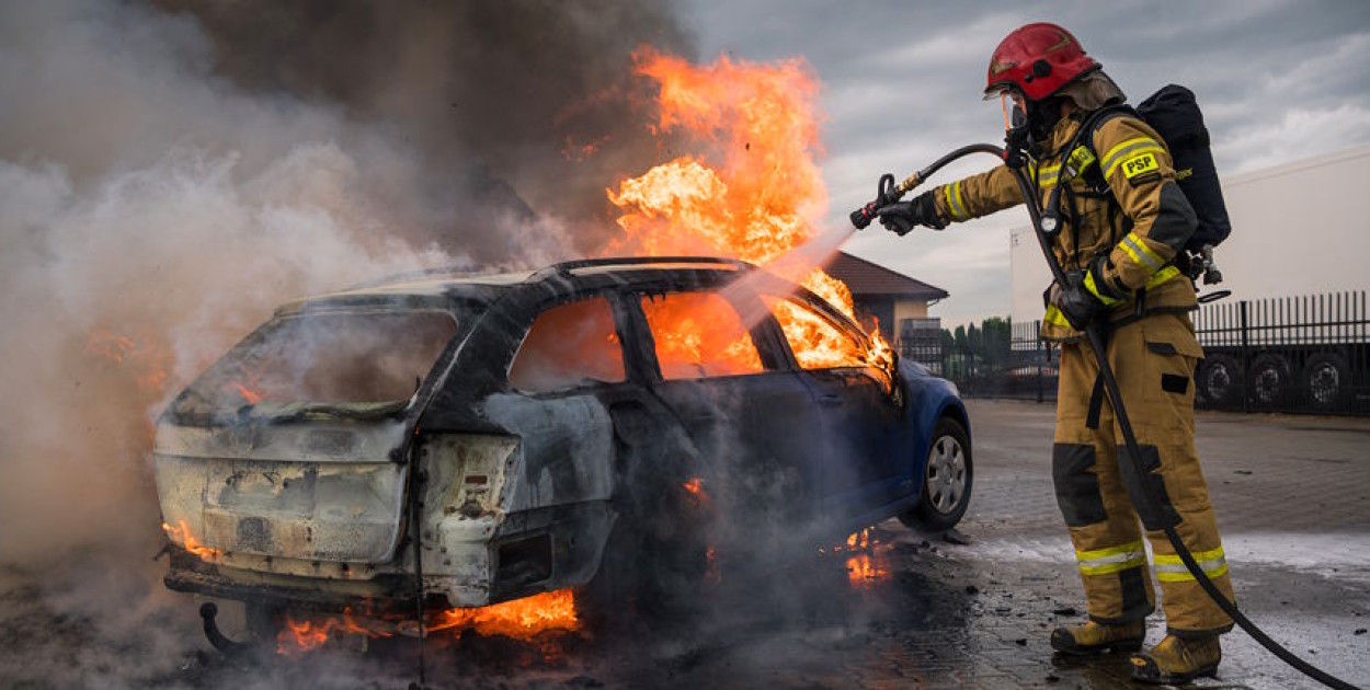 Wierzbica: Auto zapaliło się w czasie jazdy. Spłonęło prawie doszczętnie