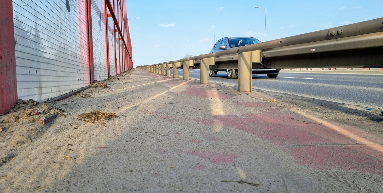 Legionowo: Brudny chodnik na wiadukcie. Kiedy go posprzątają?