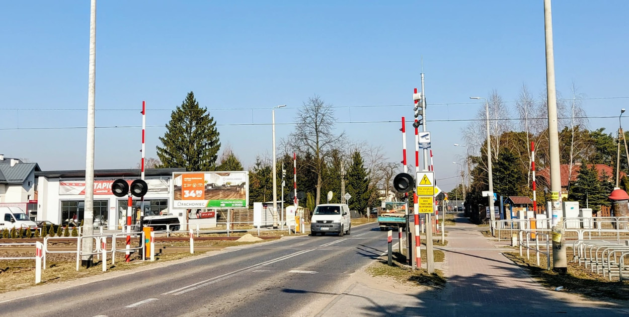 Michałów-Reginów: Trzy auta zderzyły się na DW632 przed przejazdem kolejowym