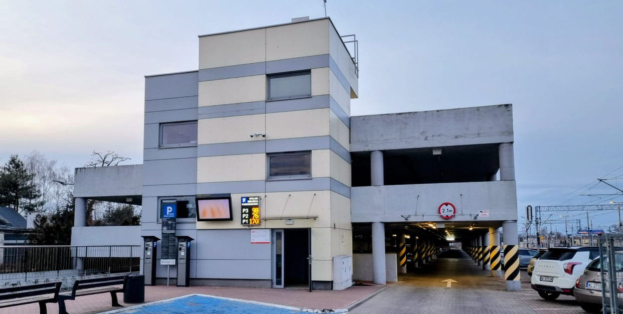 Parking przy dworcu w Legionowie do rozbudowy? Miasto analizuje możliwości