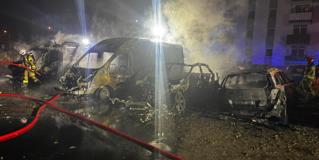 Wieliszew: 4 auta spłonęły, 11 zostało uszkodzonych. Nocny pożar na osiedlowym...