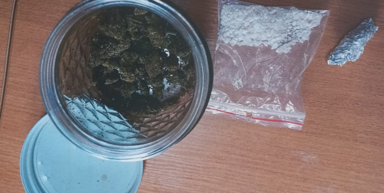 Policjanci zatrzymali poszukiwanego. Odpowie też za posiadanie narkotyków