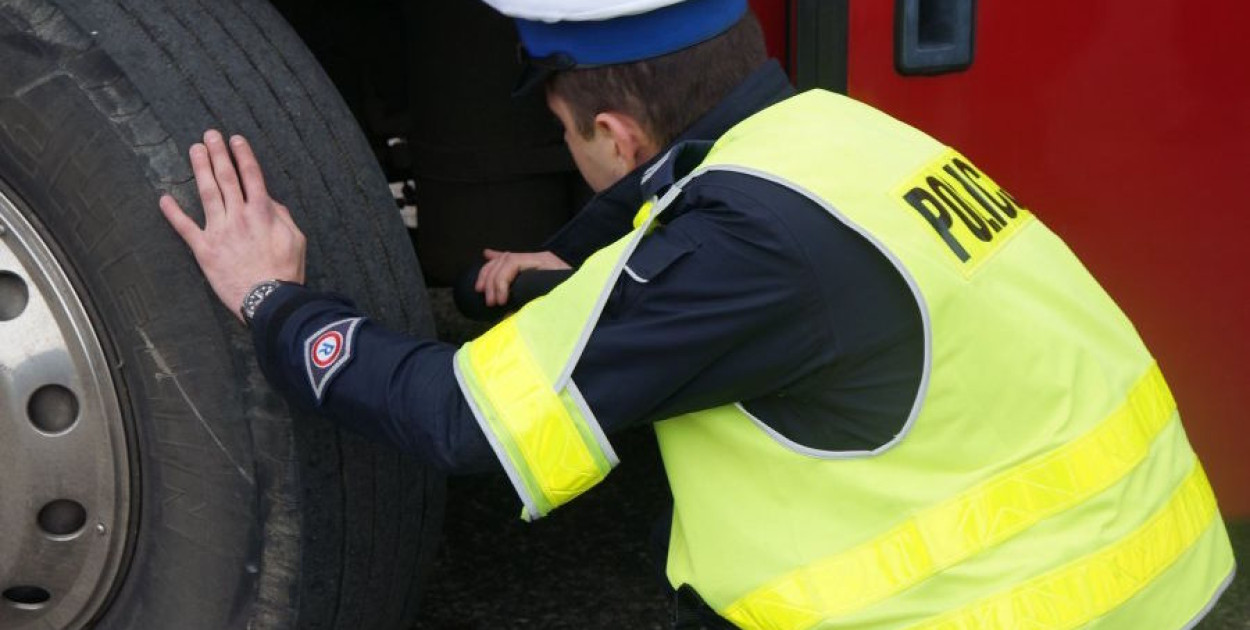 Uszkodzony autokar miał zawieźć dzieci na wycieczkę. Surowy mandat dla...