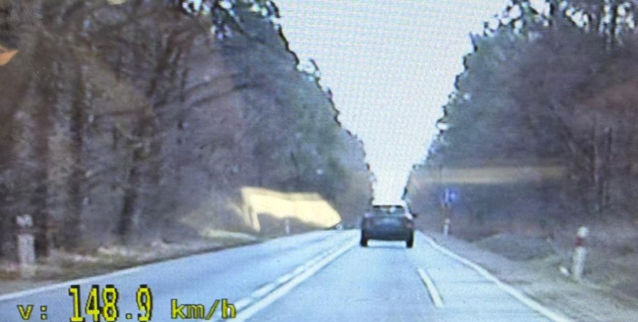 Nieoznakowany radiowóz policji w akcji. Piraci drogowi zatrzymani na DW632...