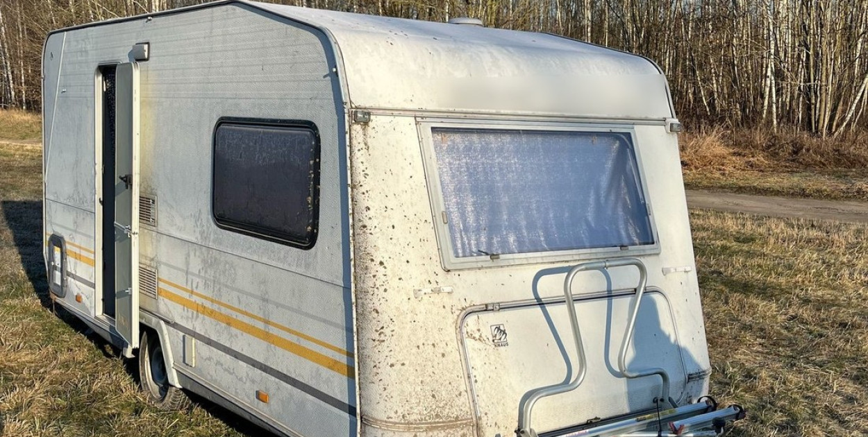 Tragiczne odkrycie w przyczepie kempingowej. W środku znaleziono ciało 43-latka