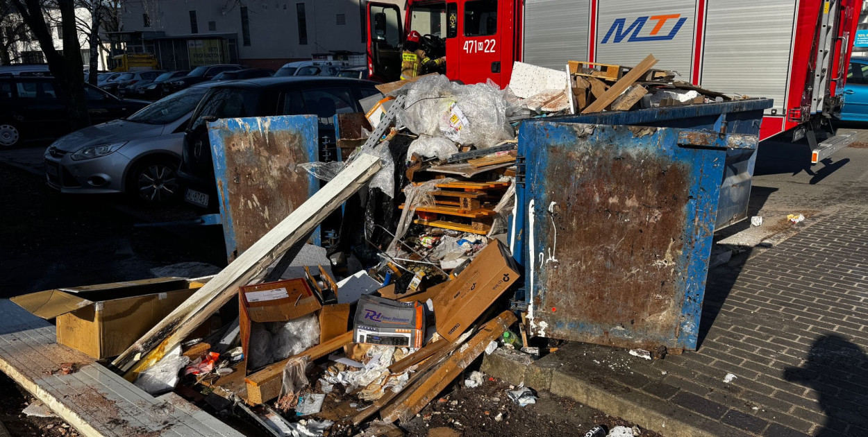 Poranny pożar w Legionowie. W pobliżu Carrefoura palił się kon...