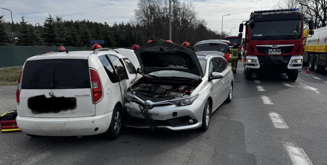 Zderzenie dwóch aut na DW630 w Rajszewie. Pięć osób w pojazdach