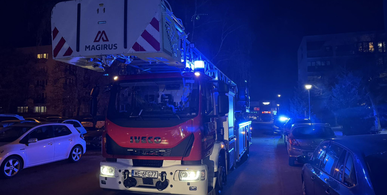 Legionowo: Ogień w 11-piętrowym bloku. Interweniowały trzy zastępy strażaków