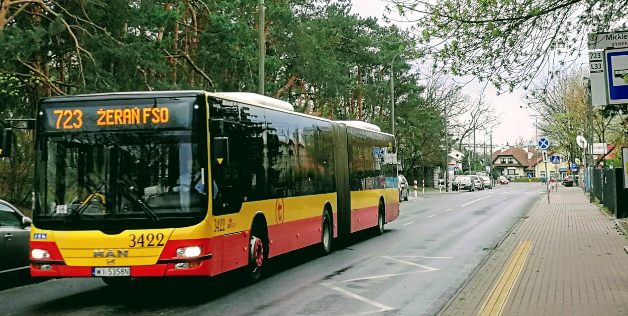 Błędne zapowiedzi w komunikacji miejskiej. ZTM tłumaczy, skąd się biorą