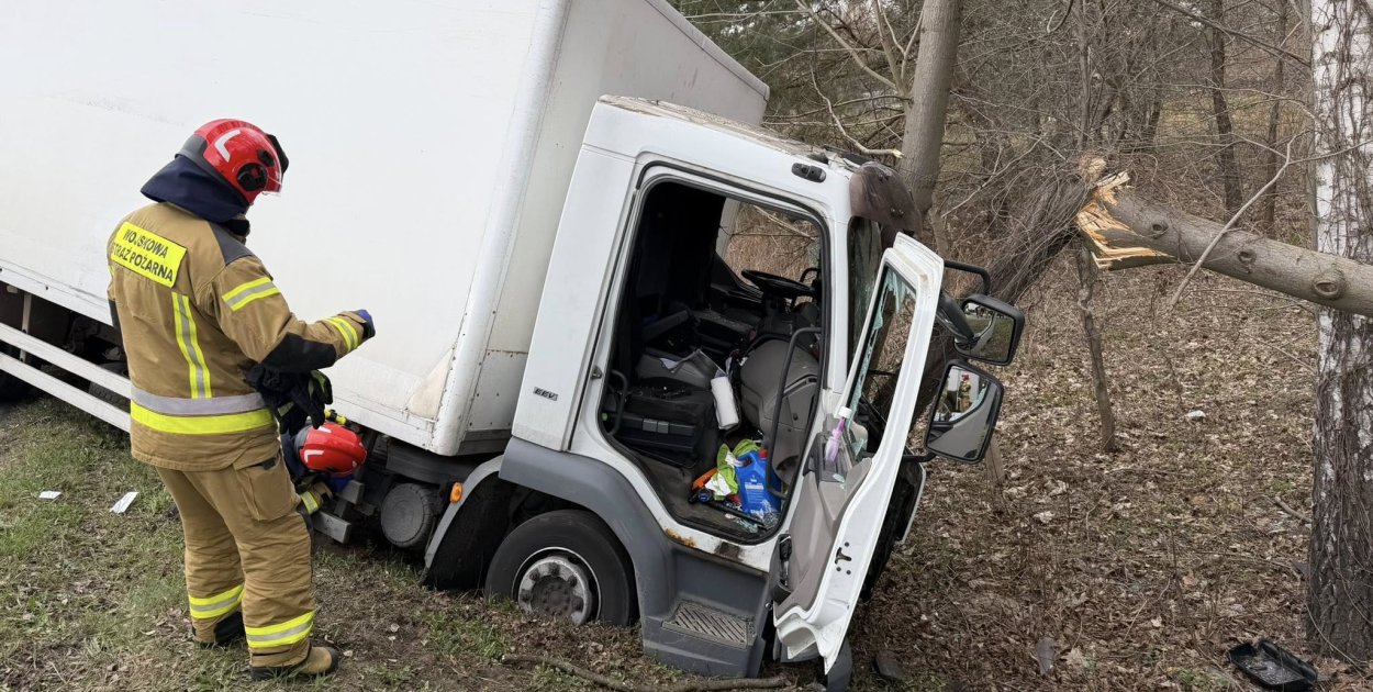 Kolizja w Nieporęcie. Na DW631 ciężarówka uderzyła w drzewa