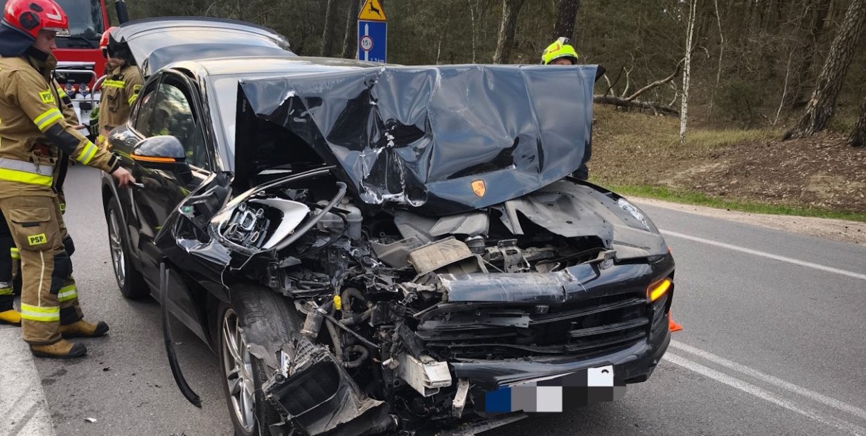 Nieporęt: Na DW631 dostawcze iveco zderzyło się z porsche