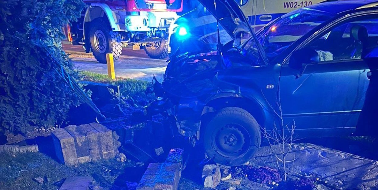 Janówek Pierwszy: Audi staranowało ogrodzenie. Kierowca uciekł