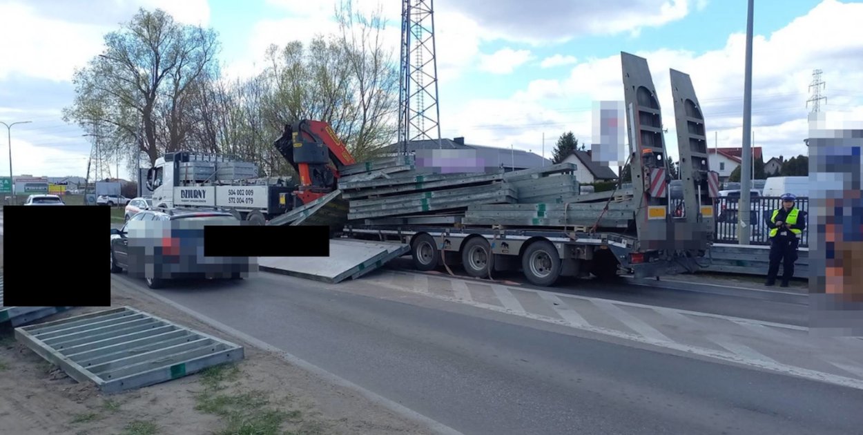 Betonowe płyty spadły z ciężarówki. Groźna sytuacja w Rembelszczyźnie