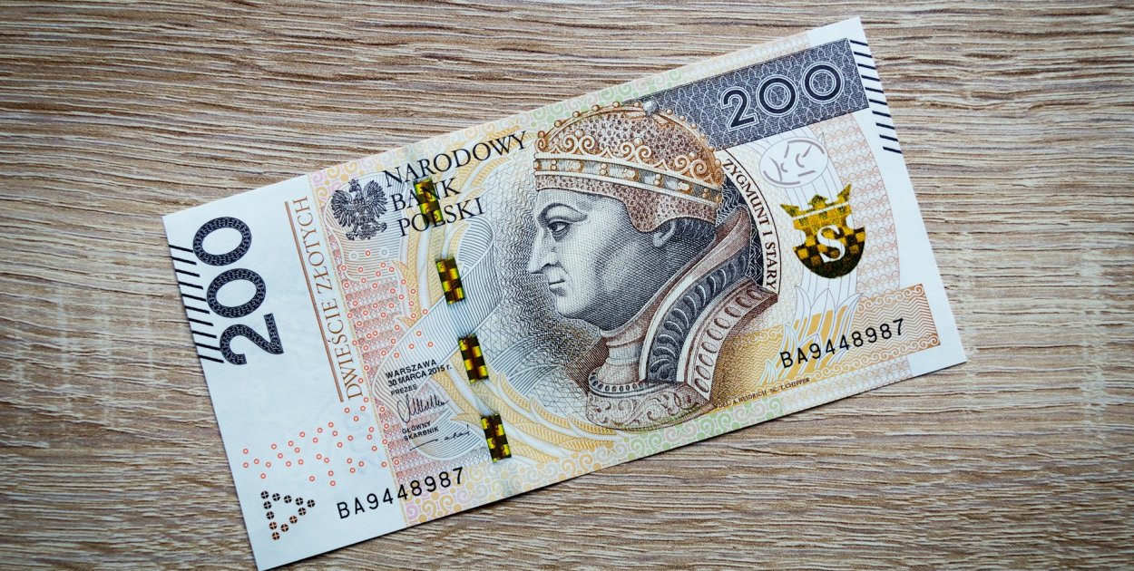 Państwo dopłaca 240 zł. Pieniądze właśnie trafiają na konta Polaków