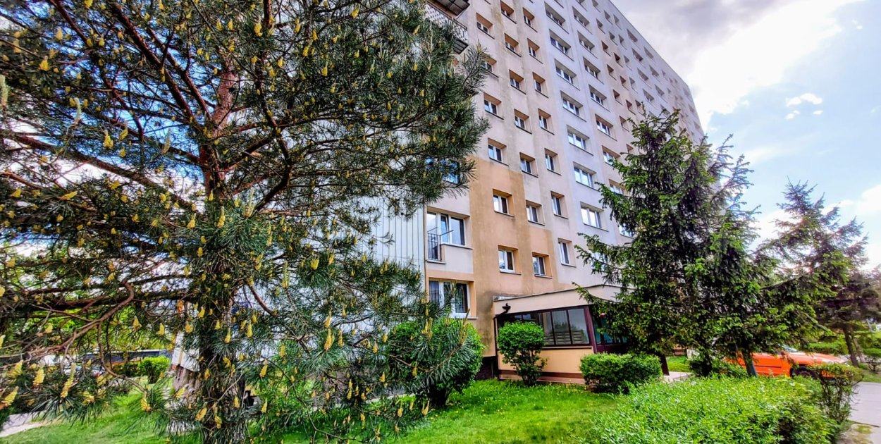 Legionowo: Akcja służb przy Norwida. Strażacy wyważyli drzwi do mieszkania