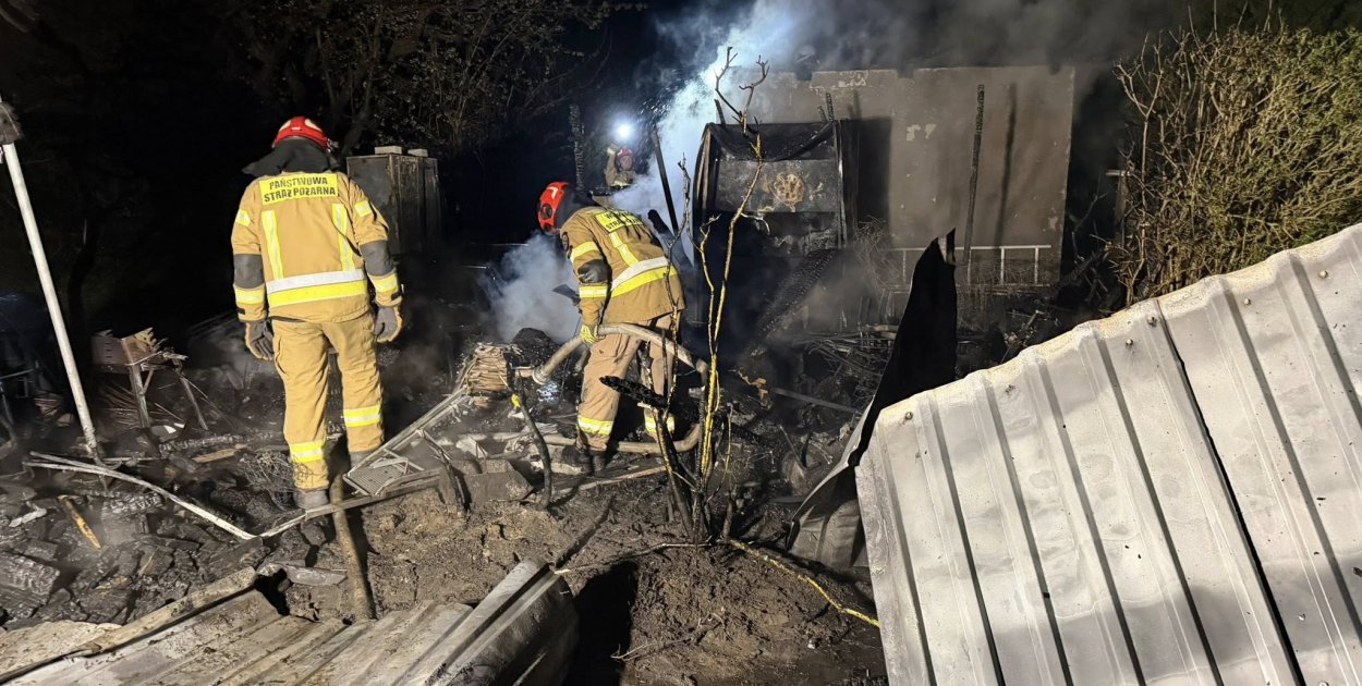 Cupel: Pożar altany przeniósł się na 4 działki. Zagrażał domkom letniskowym